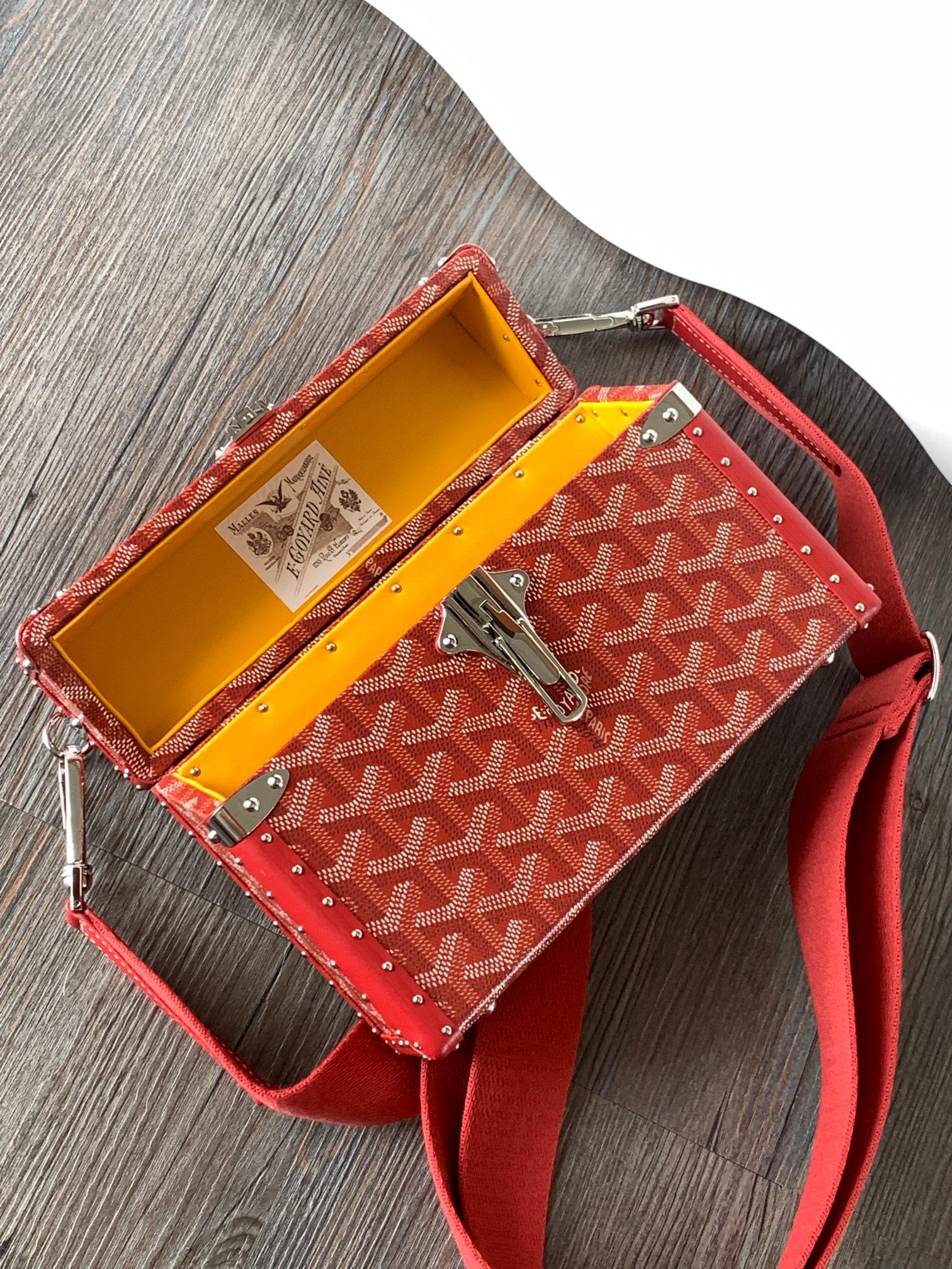 Cassette Trunk Shoulder Bag In Red